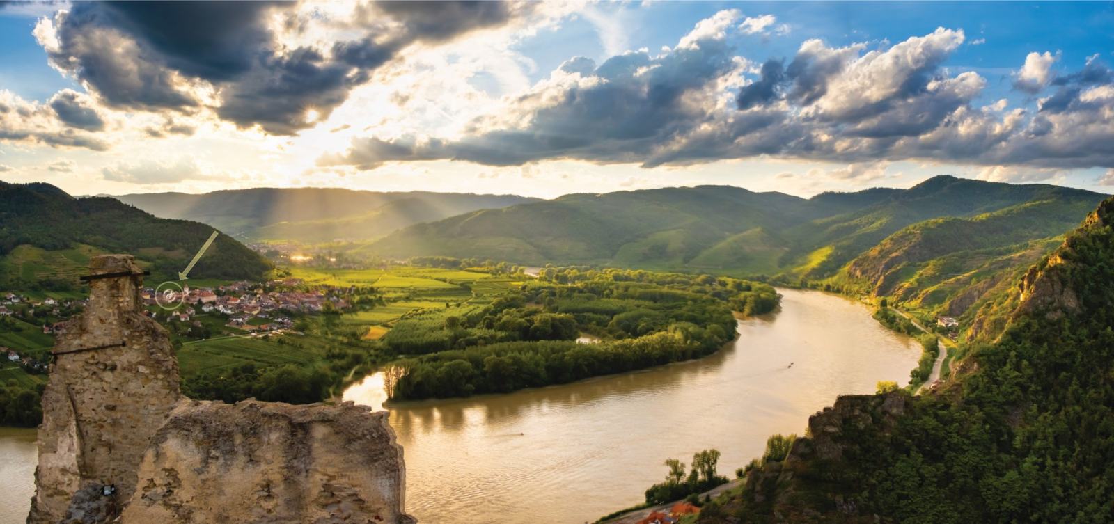 Blick über die Donauschleife der Wachau, ein Pfeil zeigt auf Rossatz