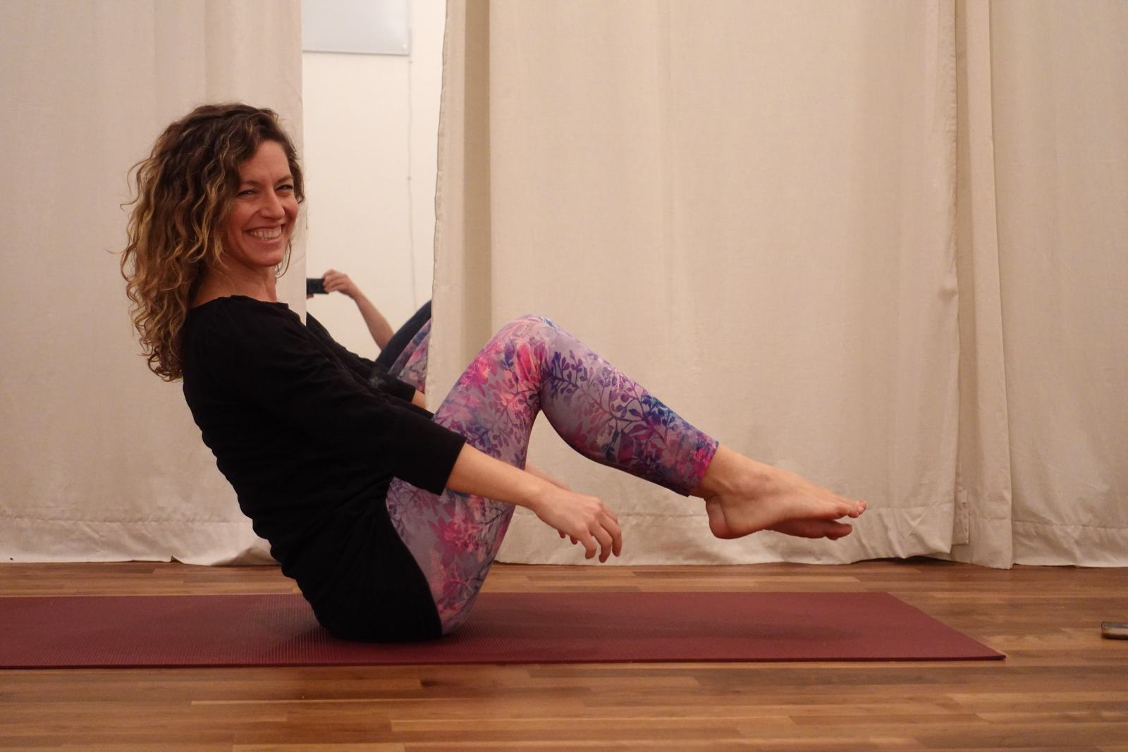 Anne Ristorcelli in einer Feldenkrais-Übung auf der Matte