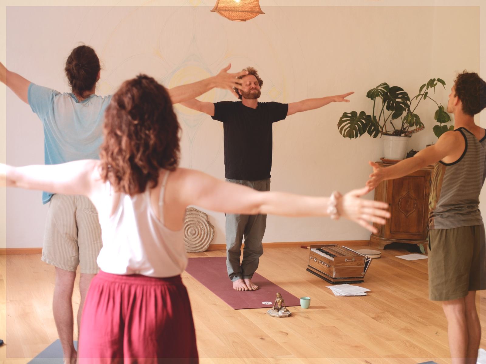 Yogaklasse im Studio des Danube Atelier in Rossatz: Teilnehmende üben im Stehen mit ausgebreiteten Armen