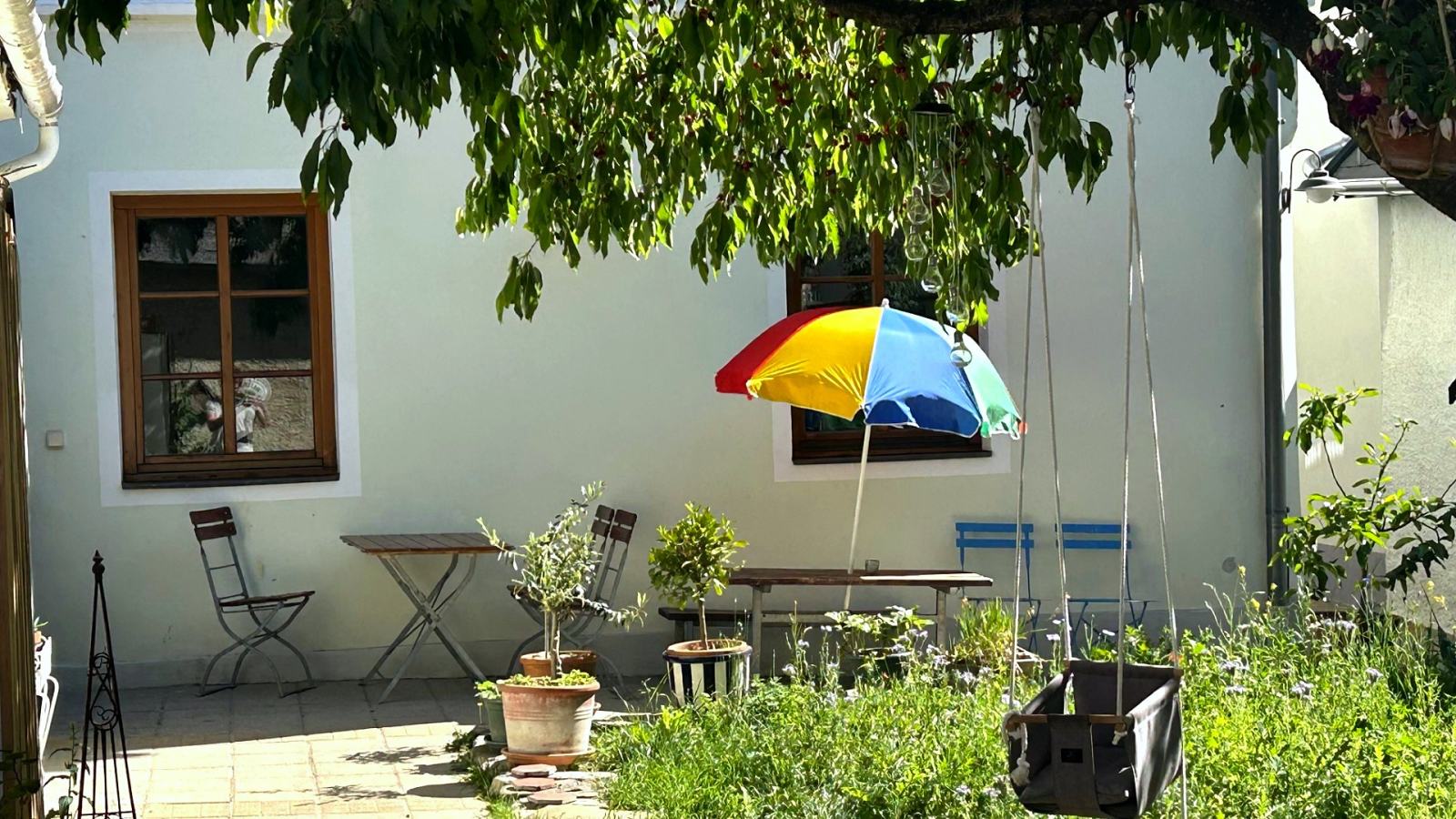 Garten des Danube Atelier mit Blick auf das Haus
