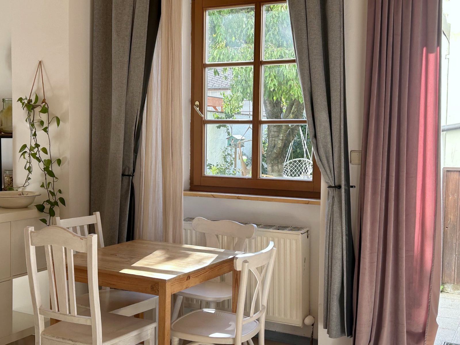 Essplatz der Gartenwohnung mit Blick in den Garten