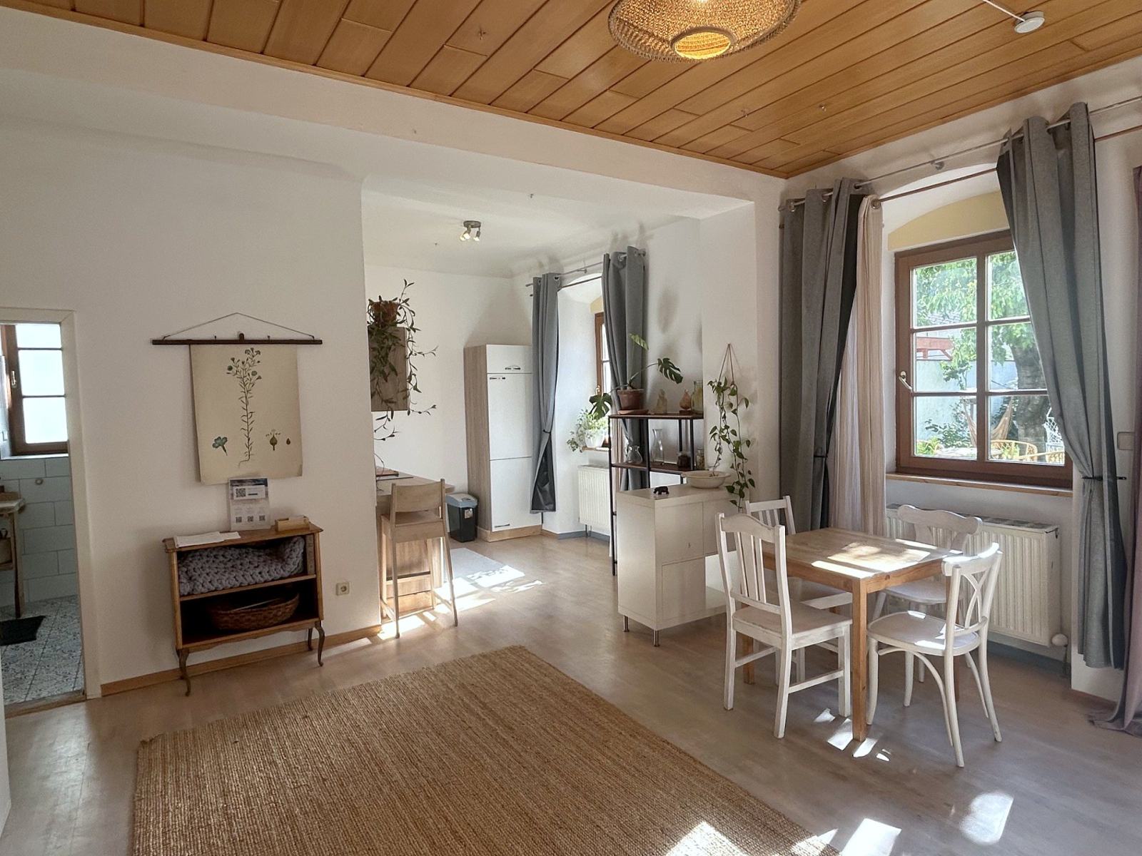 Essplatz und Küche der Gartenwohnung