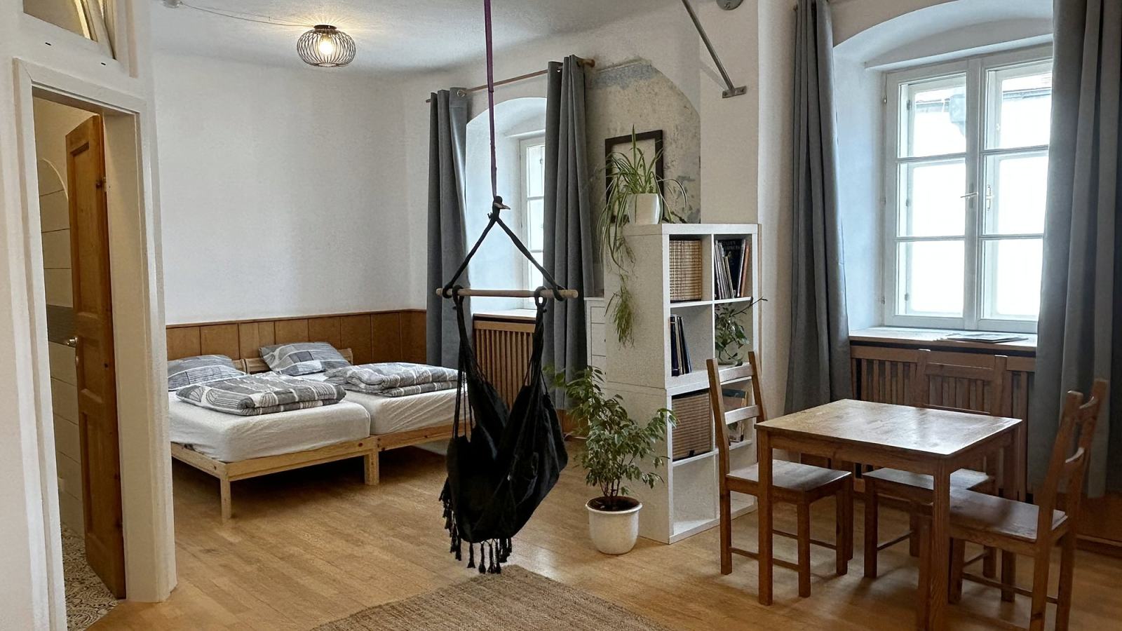 Betten und Essplatz im Studio