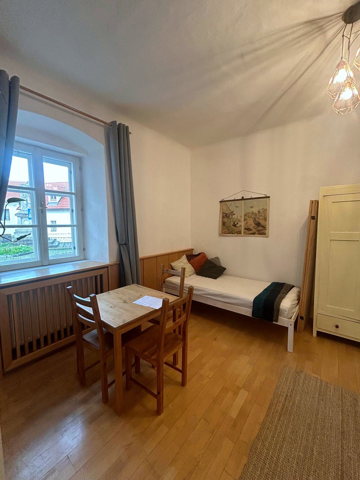 Essplatz und Einzelbett im Studio