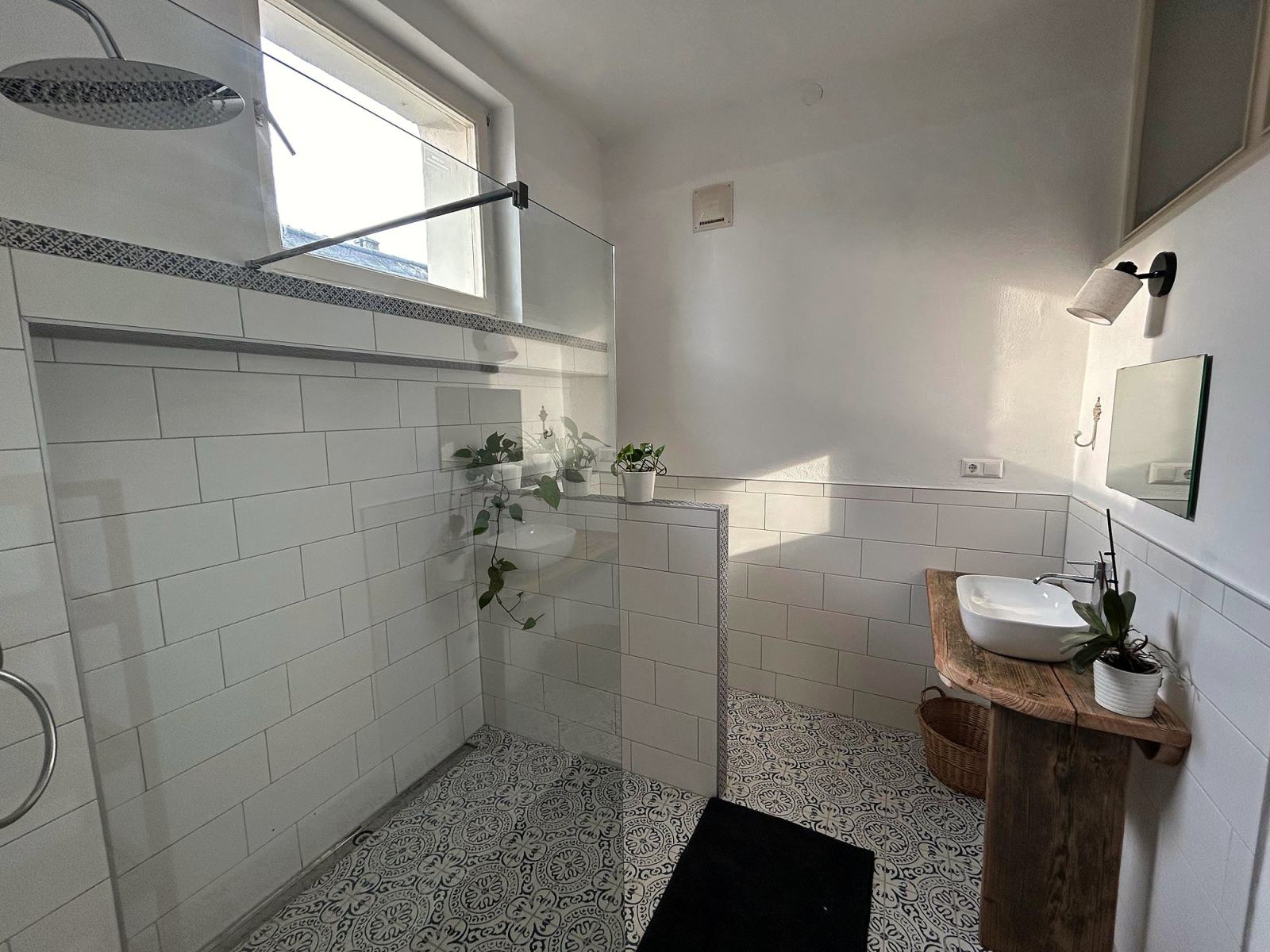 Bad mit Dusche in der Suite