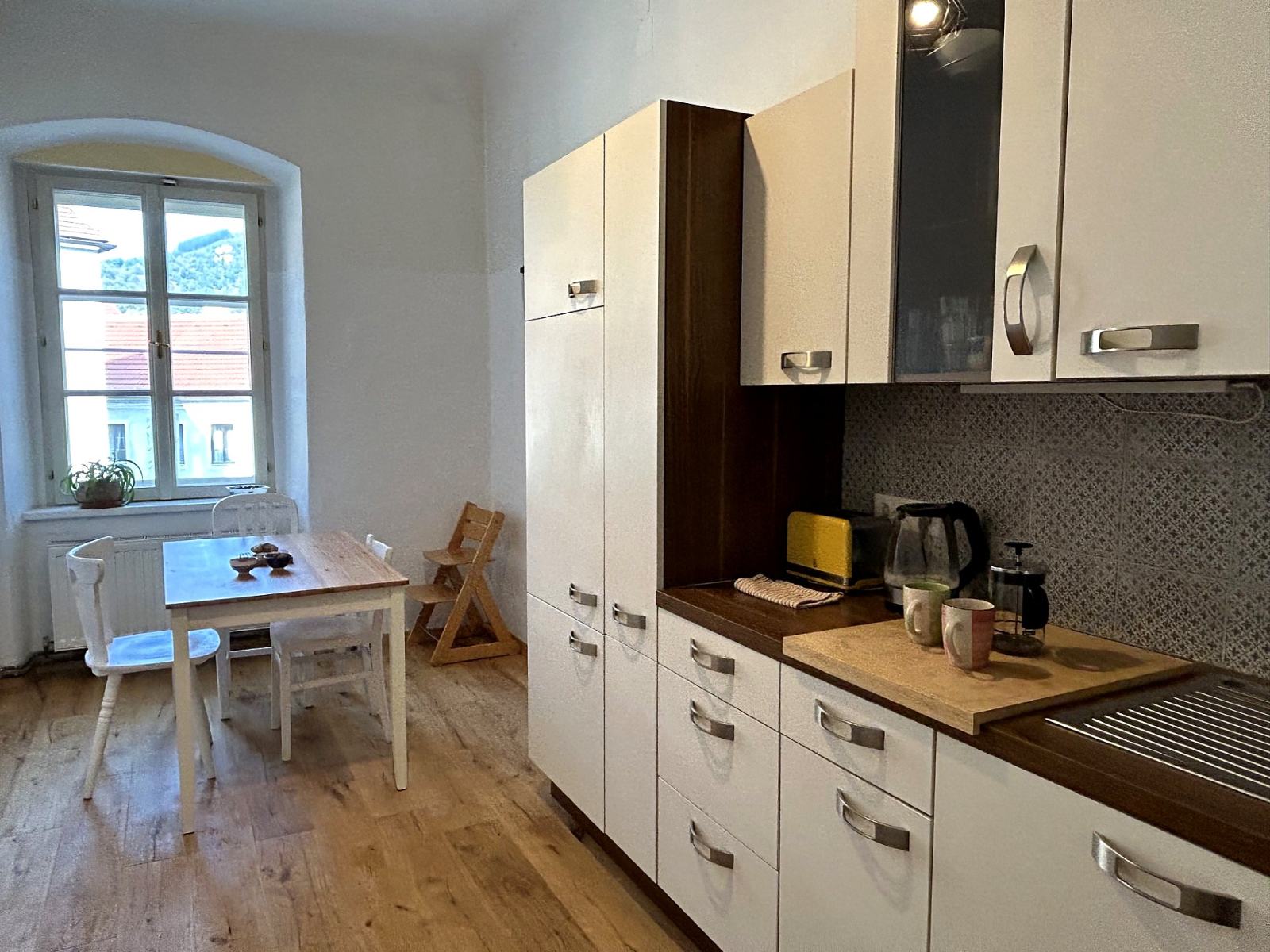 Küche der Suite mit Essplatz am Fenster