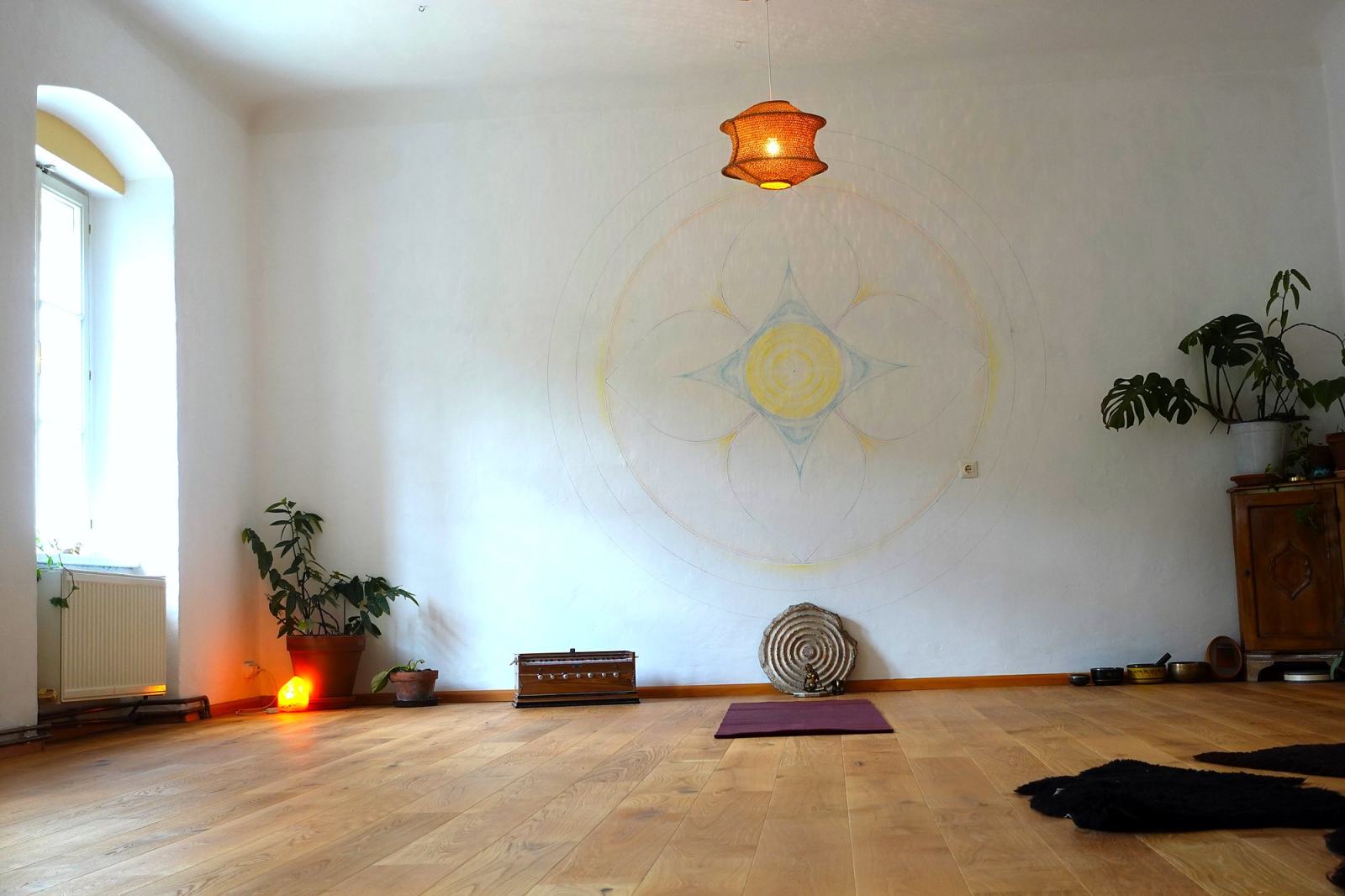 Yogaraum im Danube Atelier mit Blick in den Garten