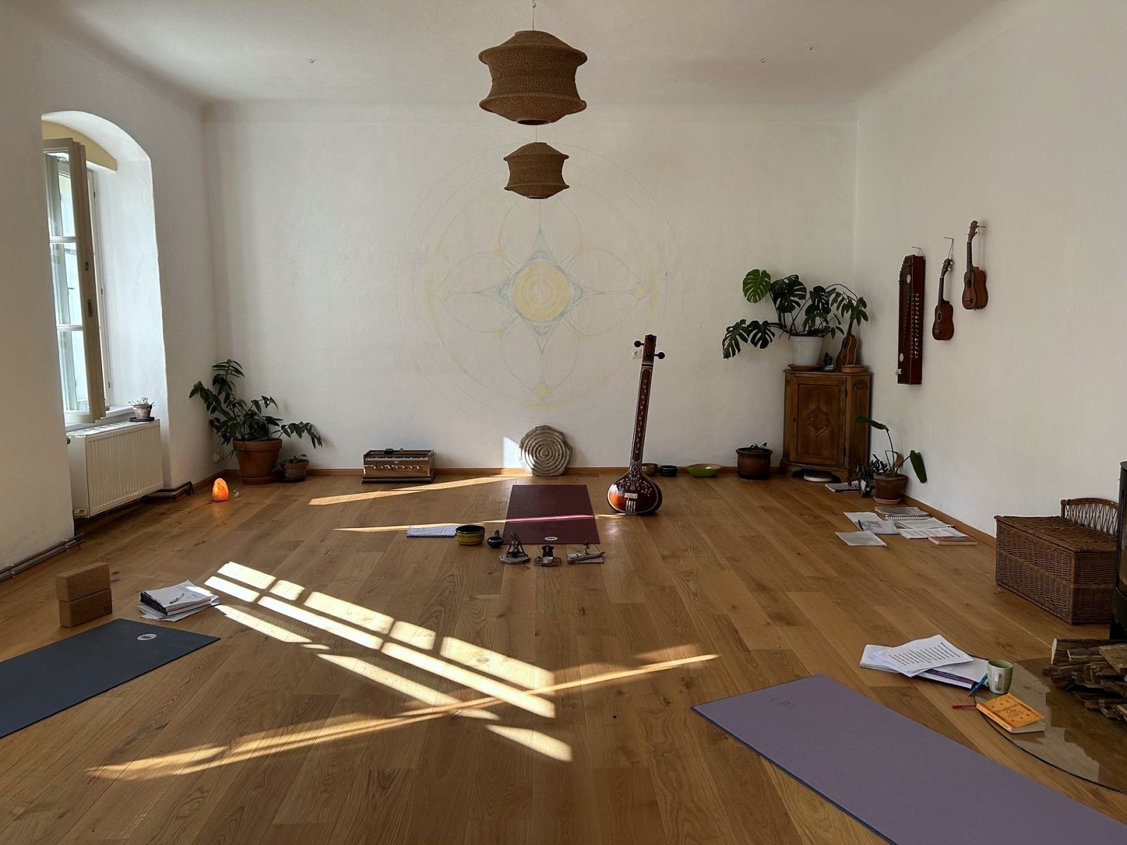 Yogaraum im Danube Atelier mit Holzboden und Sonnenlicht