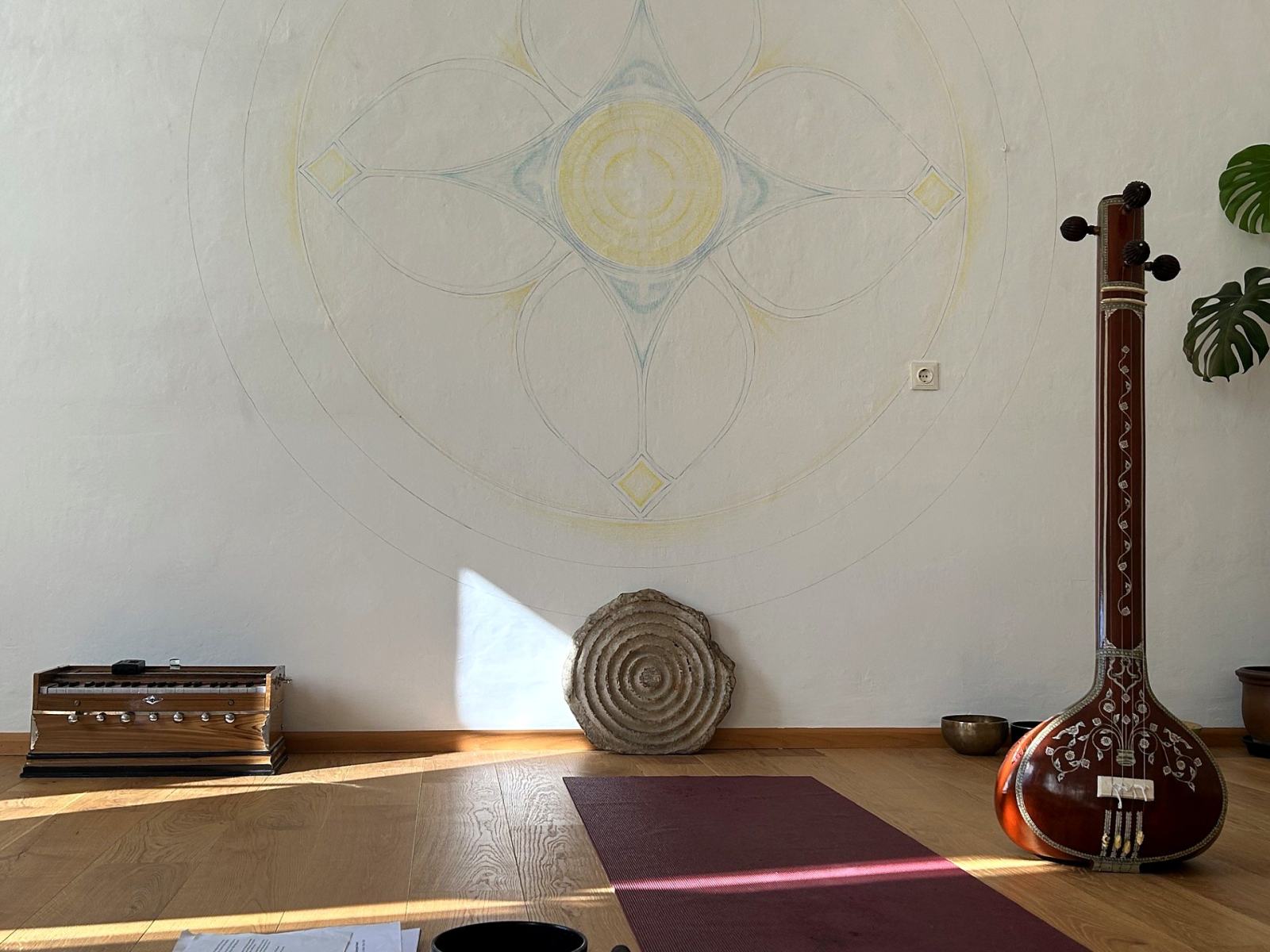 Yogaraum mit Sitar und Harmonium